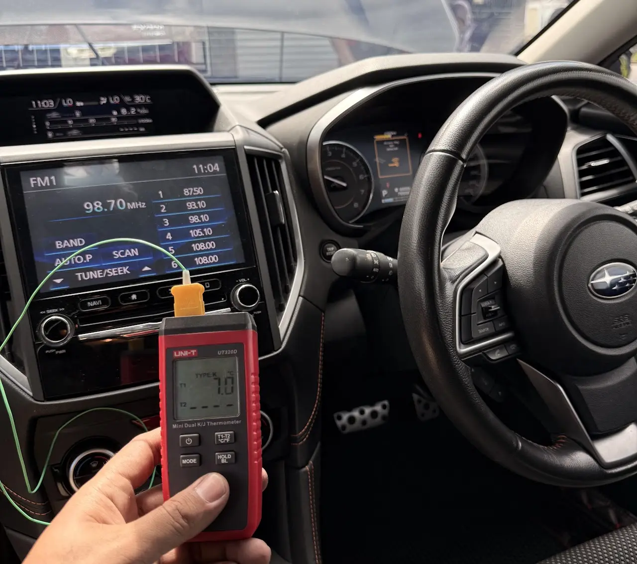 Pengukuran suhu aircond kereta menggunakan termometer digital di dalam kabin