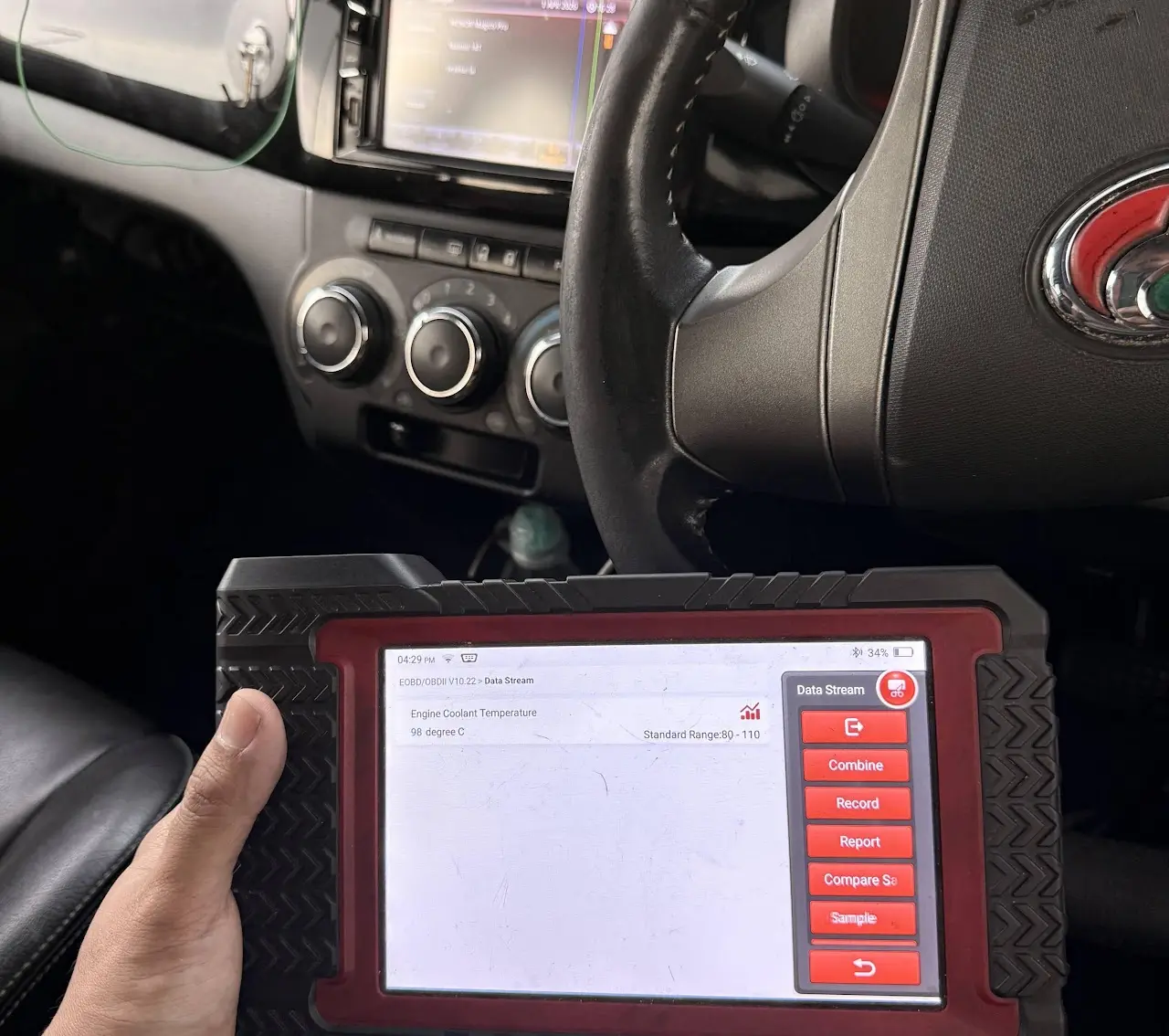 Pengimbas OBD memaparkan data elektronik kenderaan semasa pemeriksaan